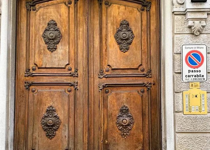 In Historic Building- Porta Venezia Apartamento