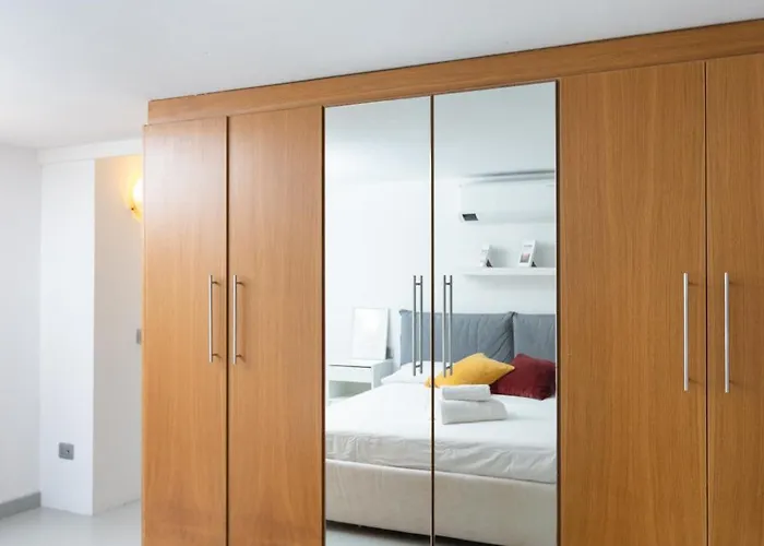 White And Brown Exclusive Loft With Terrace - Free Parking - M2 Station 公寓