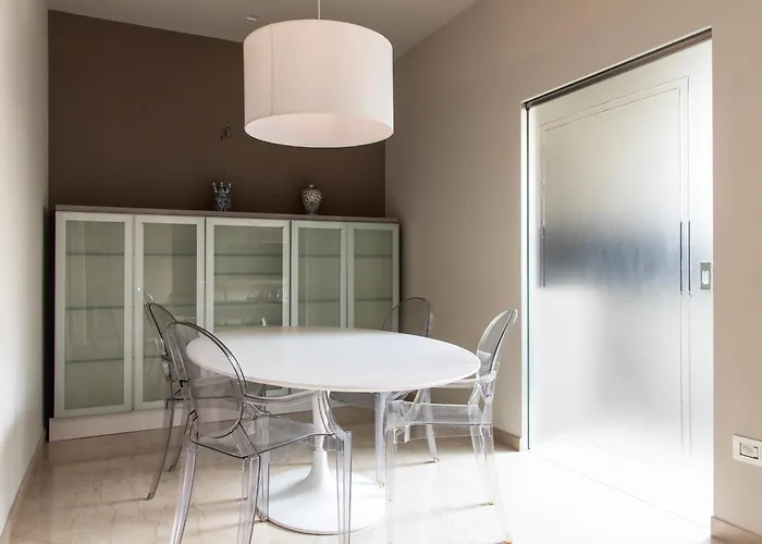 Youhosty - Chinatown Bright And Luxury *