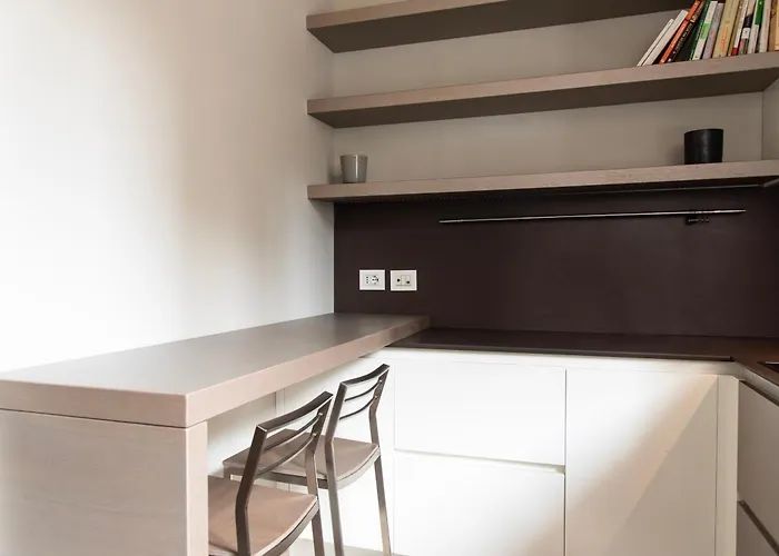 Youhosty - Chinatown Bright And Luxury Milán