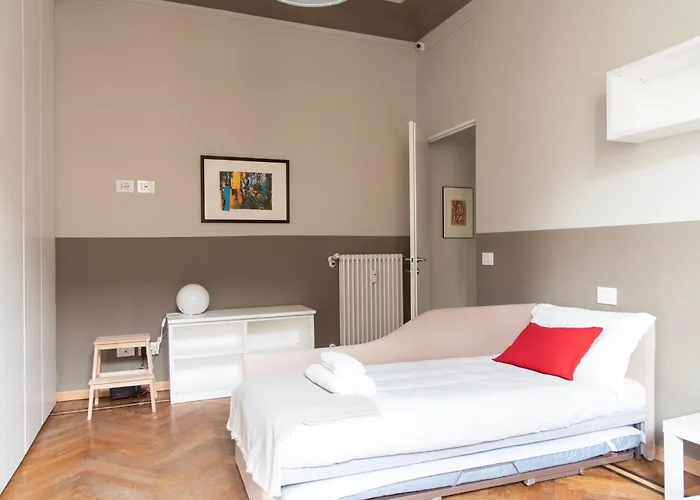 Youhosty - Chinatown Bright And Luxury * Milan