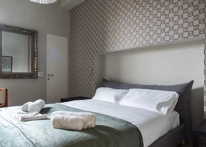 Youhosty - Chinatown Bright And Luxury Milán