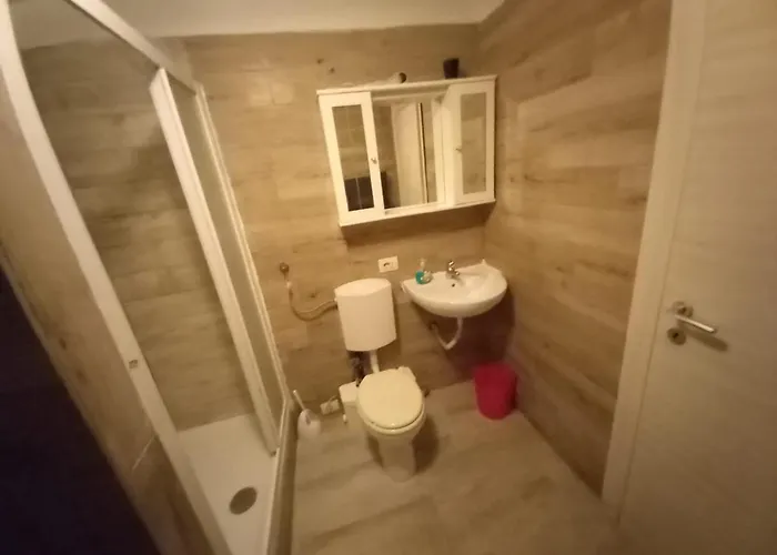 3 Station Free Parking Milánó