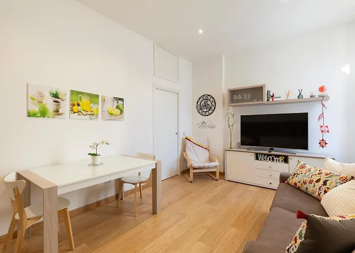 Flat 50m Station! شقة *