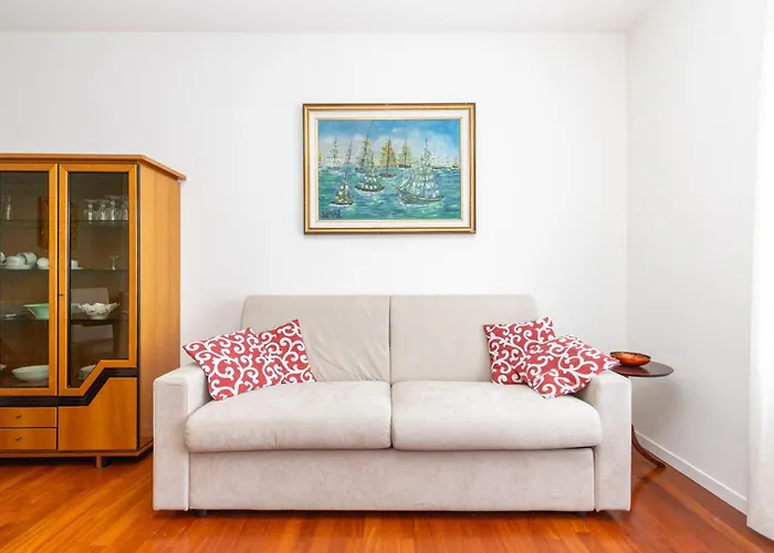 Modern With Balcony And Park View דירה *