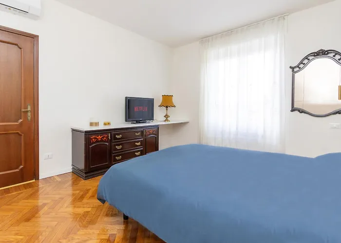 Modern With Balcony And Park View *