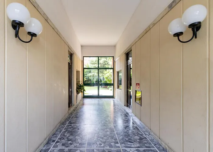 דירה Modern With Balcony And Park View