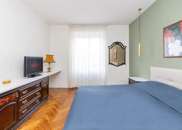 Modern With Balcony And Park View דירה *