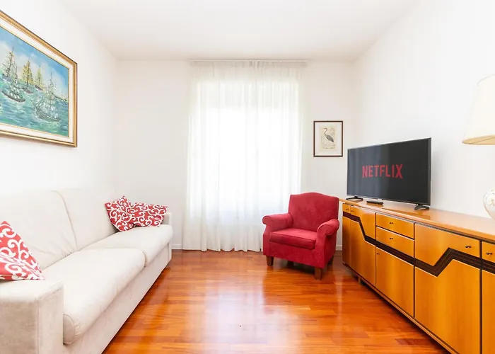 Modern With Balcony And Park View דירה *