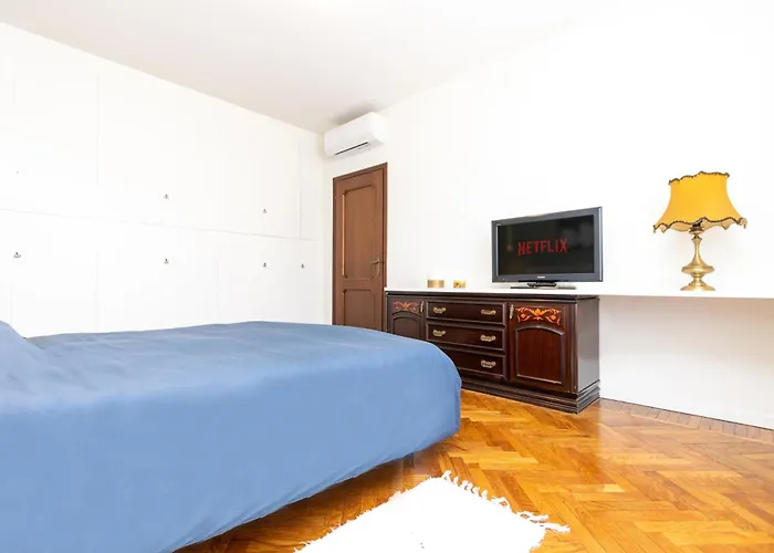 Modern With Balcony And Park View *