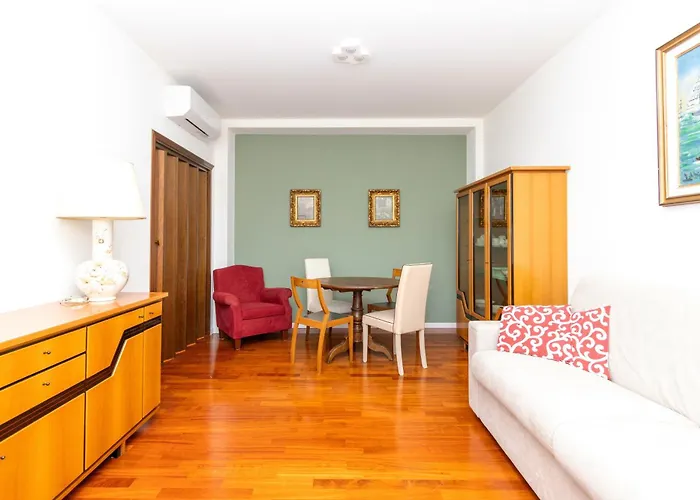 Modern With Balcony And Park View דירה