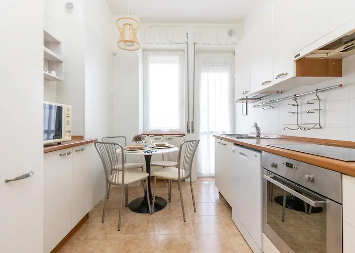 Modern With Balcony And Park View *