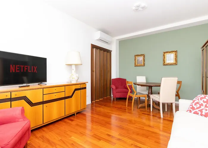 Modern With Balcony And Park View דירה *