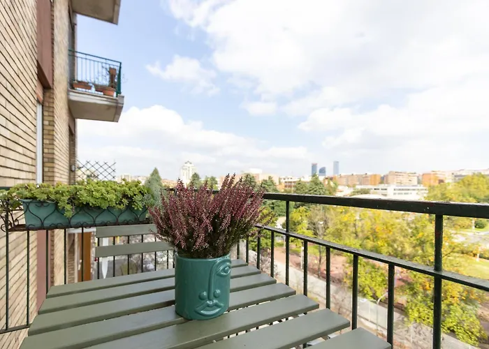 Modern With Balcony And Park View דירה