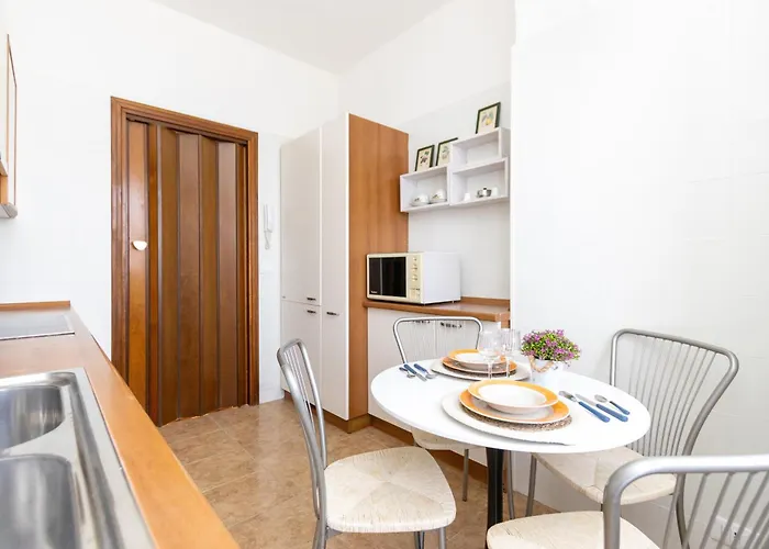 Modern With Balcony And Park View *