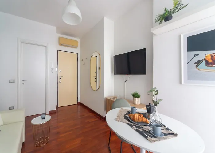 The Rent - One-bedroom With A Terrace In Corso Sempione 아파트