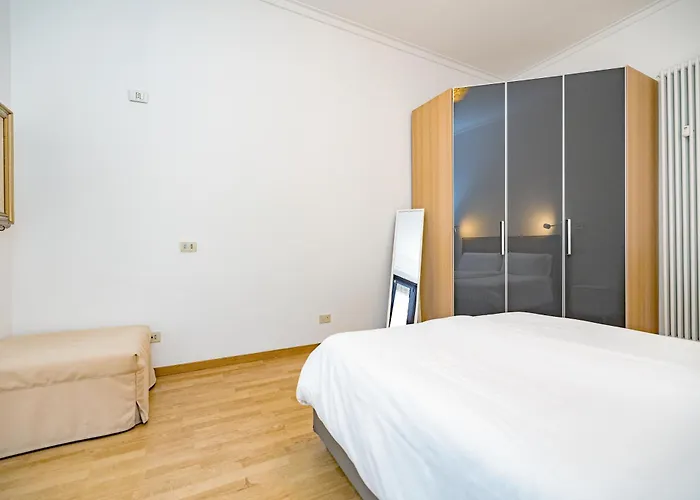 Minimal Near Bocconi ميلان