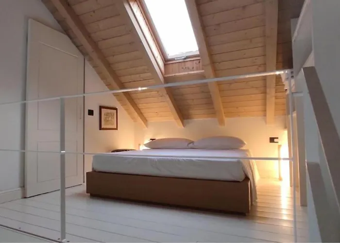 Tiny House On Water Surrounded By Greenery Apartamento Milán