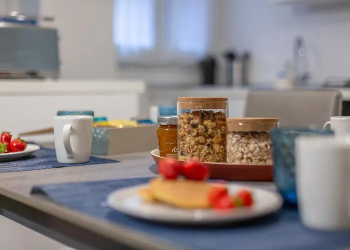 Charming 2-bedroom In Milanese Building Apartman