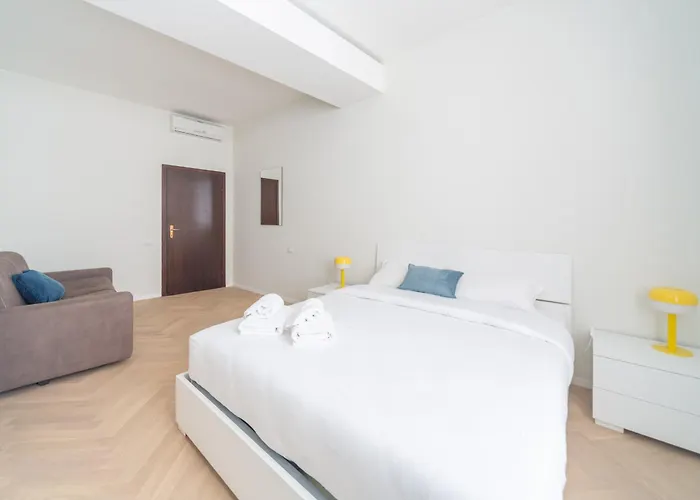 Charming 2-bedroom In Milanese Building Apartman