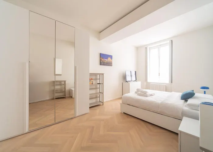 Charming 2-bedroom In Milanese Building Appartamento Milano