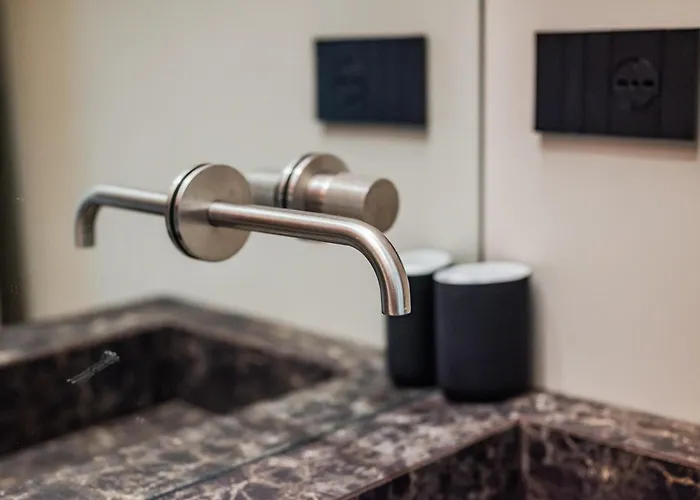 Terrazza Con Jacuzzi E Vista Iconica Sul Duomo מילאנו