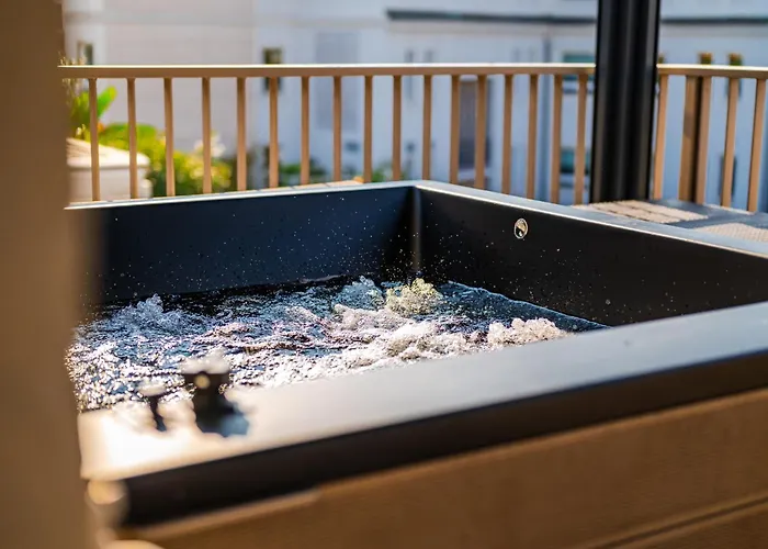 Terrazza Con Jacuzzi E Vista Iconica Sul Duomo