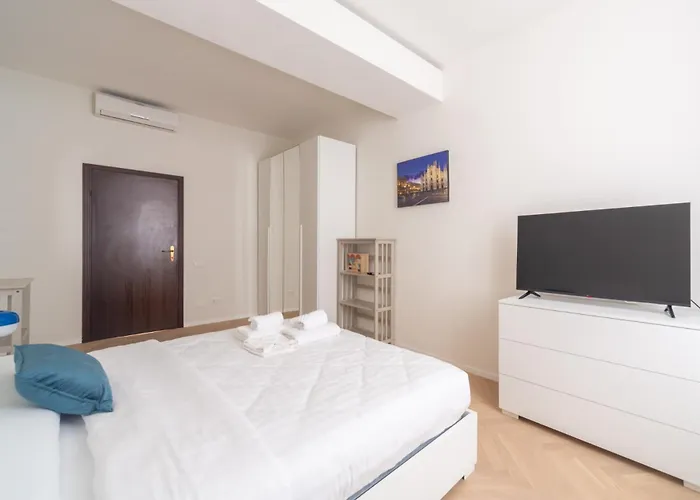 Charming 2-bedroom In Milanese Building Apartman