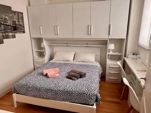 The Small White House In * Milán