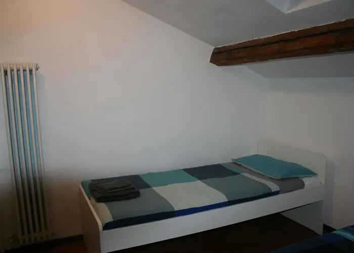 Very Close To The Area * Milán