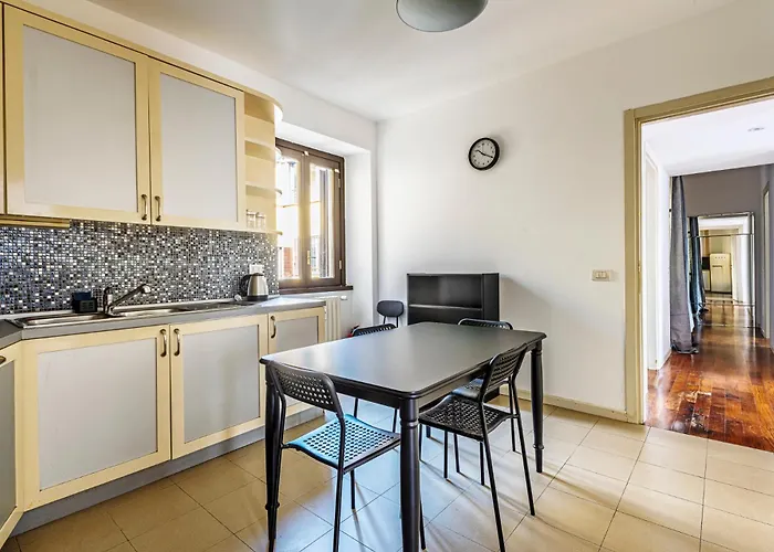 Elegant 2 Bedrooms Near Duomo 米兰