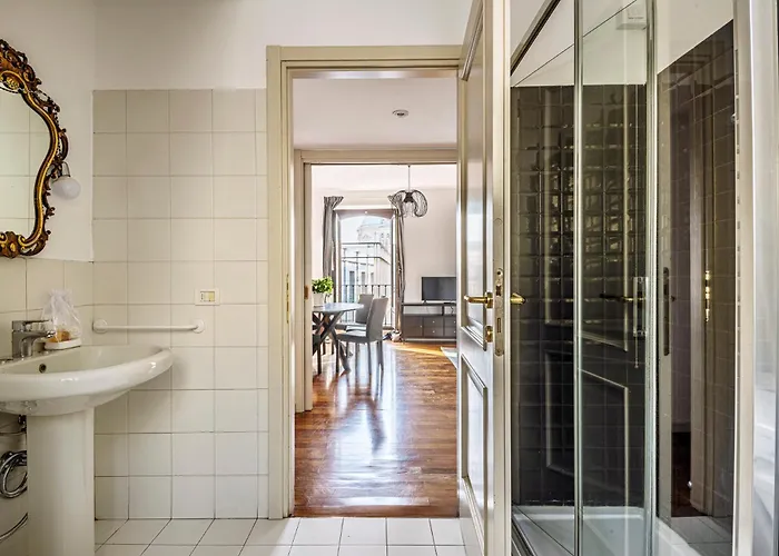 Elegant 2 Bedrooms Near Duomo Apartmán *