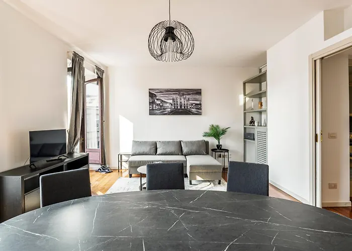 Elegant 2 Bedrooms Near Duomo 米兰