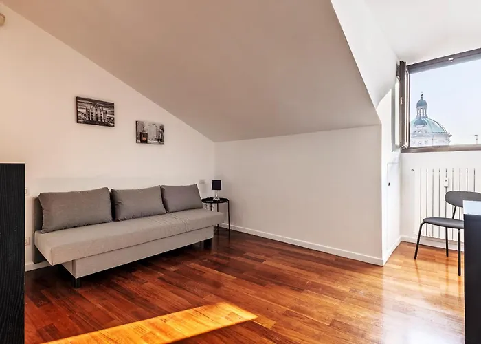 Elegant 2 Bedrooms Near Duomo 米兰