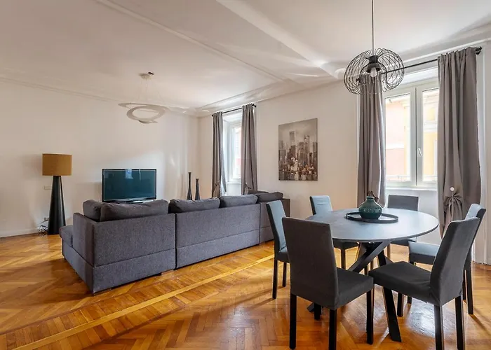 Exclusive 3 Bedrooms In Brera Apartament