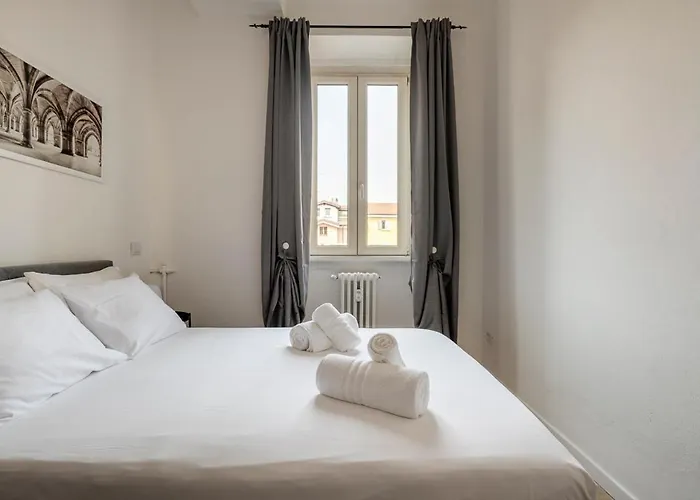 Exclusive 3 Bedrooms In Brera Apartament *