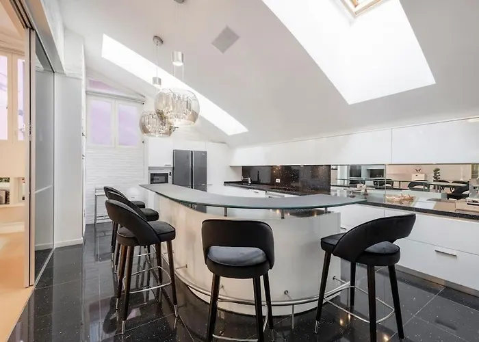 Piscina Interna Privata E A Lägenhet