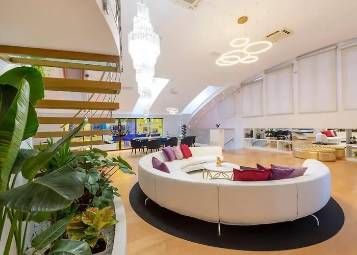 Piscina Interna Privata E A Lägenhet