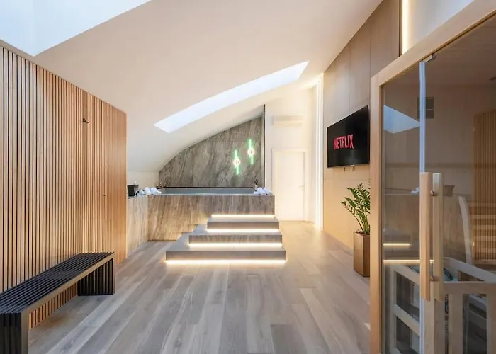 Piscina Interna Privata E A Lägenhet