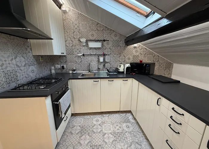 Sunny 2br Penthouse Near Prázdninový dům