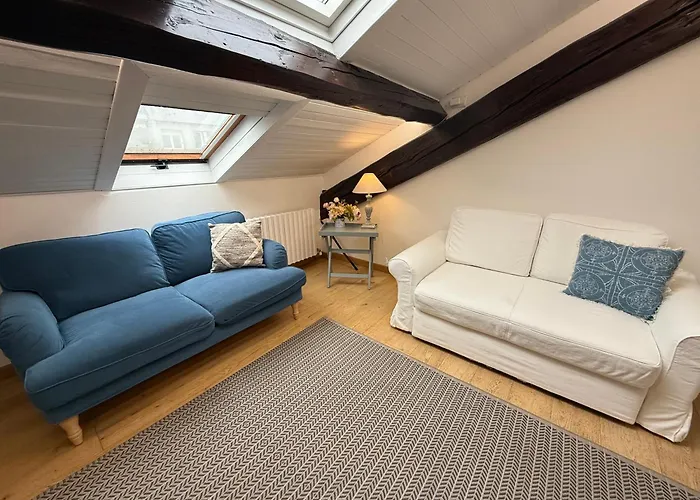 Sunny 2br Penthouse Near Prázdninový dům