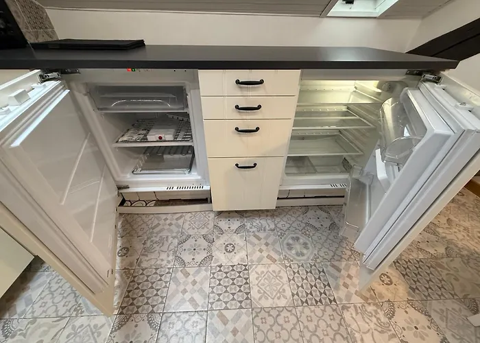 Sunny 2br Penthouse Near Prázdninový dům