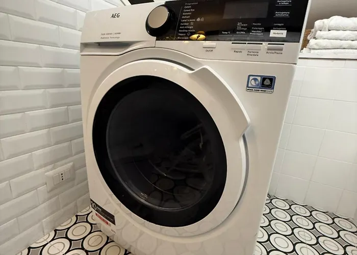 Sunny 2br Penthouse Near Prázdninový dům