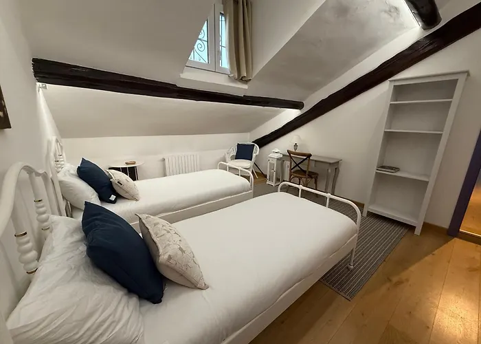 Sunny 2br Penthouse Near Prázdninový dům *