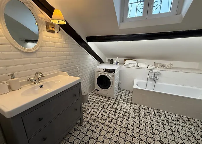 Sunny 2br Penthouse Near Prázdninový dům Milán