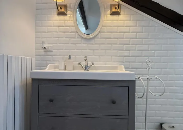 Sunny 2br Penthouse Near Prázdninový dům