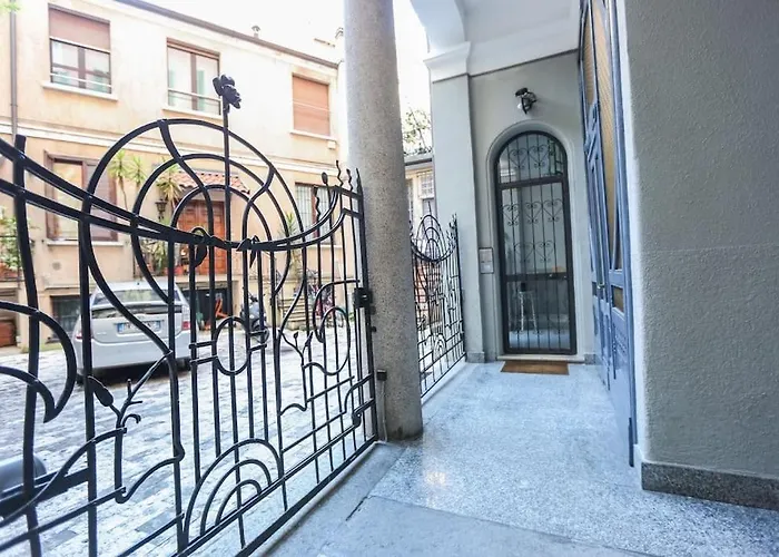 Sunny 2br Penthouse Near Prázdninový dům