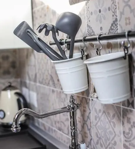 Sunny 2br Penthouse Near Prázdninový dům *