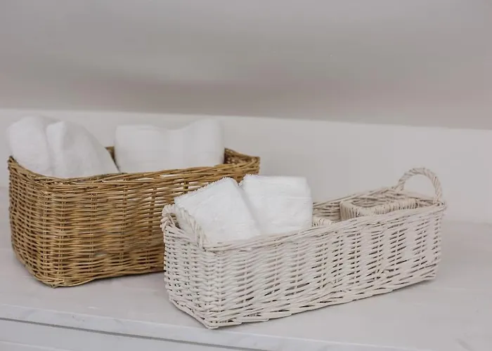 Sunny 2br Penthouse Near Prázdninový dům *