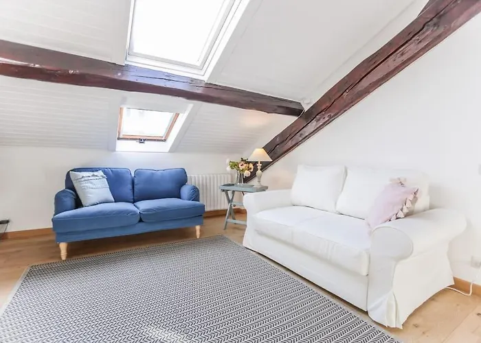 Sunny 2br Penthouse Near Prázdninový dům